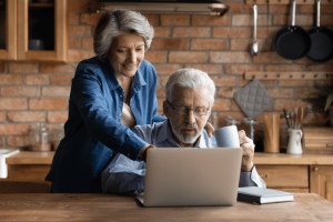 sell-your-home-older-couple-laptop
